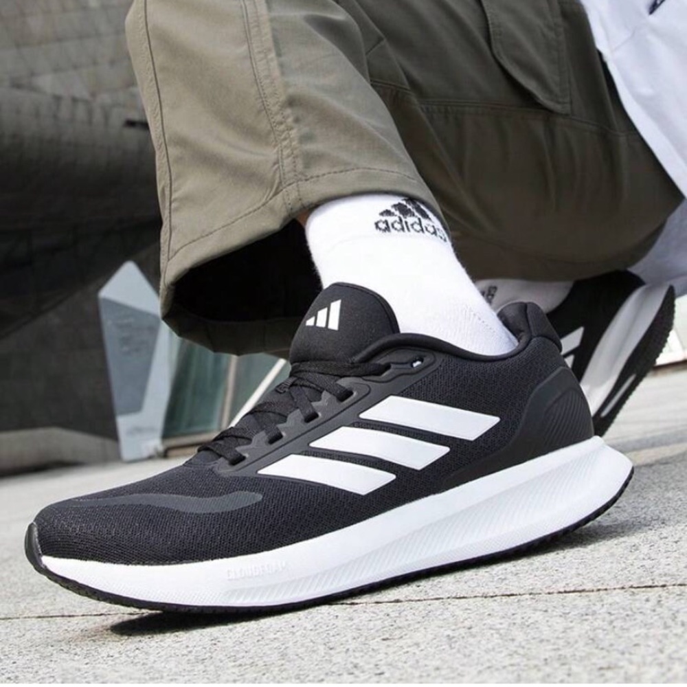 Adidas  Menś Runfalcon 5 Running Shoe Size 8.5